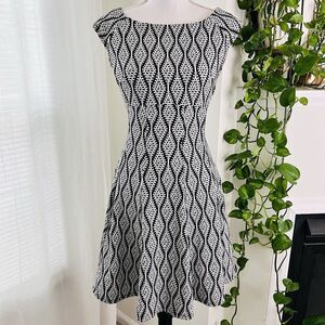 Julian Taylor Black & White Swirl Form Fitting Skater Dress Fit & Flare - Size 6